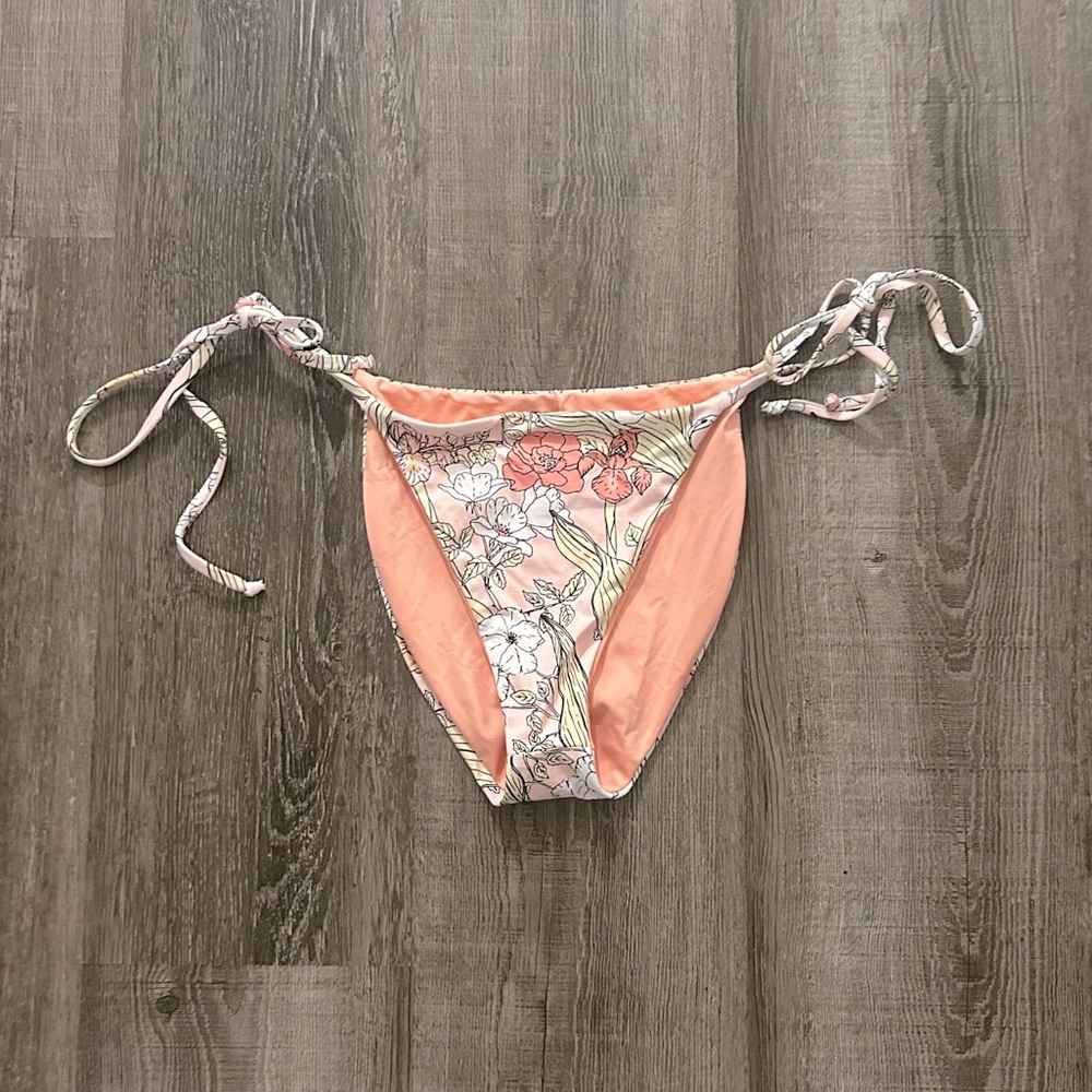 3/$10 dippin daisy reversible floral bikini bottoms